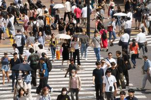 ?加纳乔扳平时奥纳纳兴奋跳跃挥拳，跑到场边与球迷激情庆祝